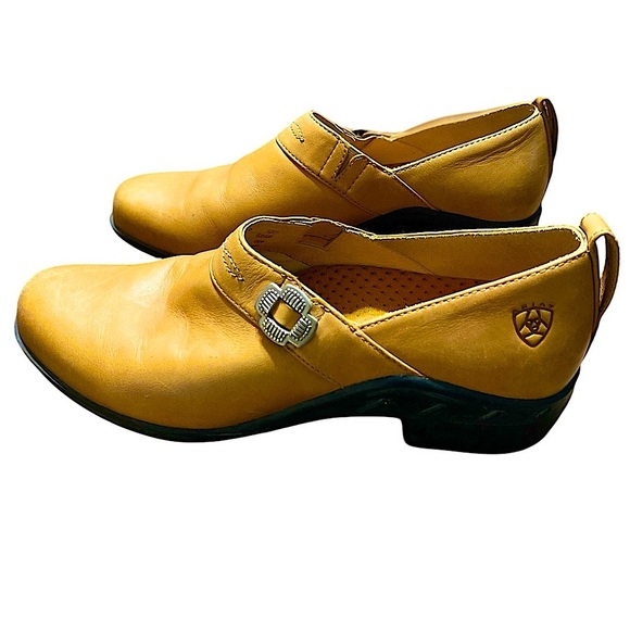 Ariat Shoes - 🌟
Ariat leather slip-on women’ shoes booties clogs buckle western size 9 B boots